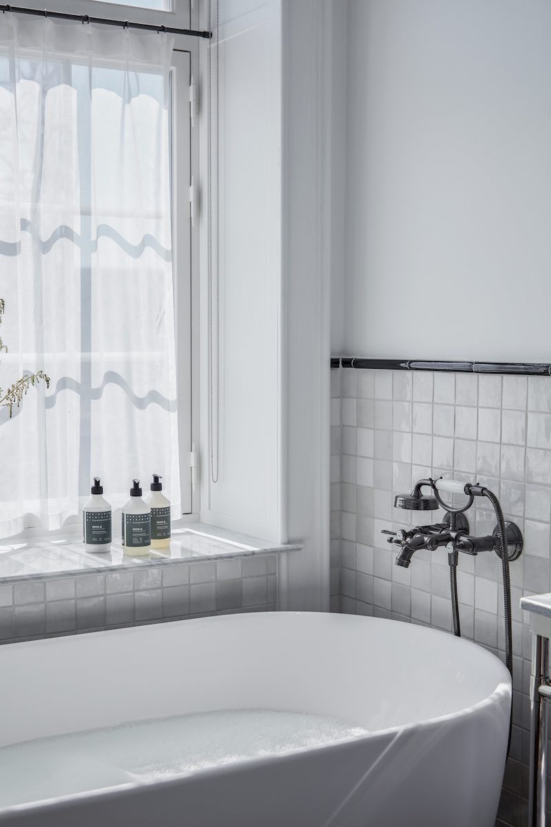 Luxe hotel badkamer met Scandinavisch karakter in villa Copenhagen #badkamer #hotel #marmer #bad #copenhagen #duravit