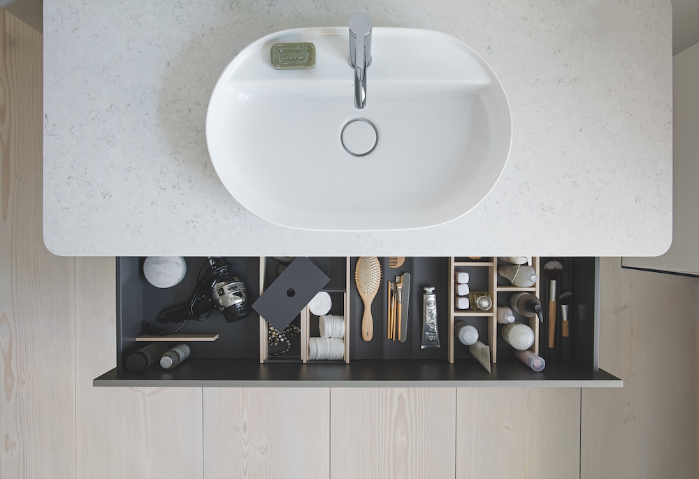 Duravit wastafelmeubel. Perfect om al je badkamerproducten slim in op te bergen #Duravit #badkamermeubel #wastafelmeubel