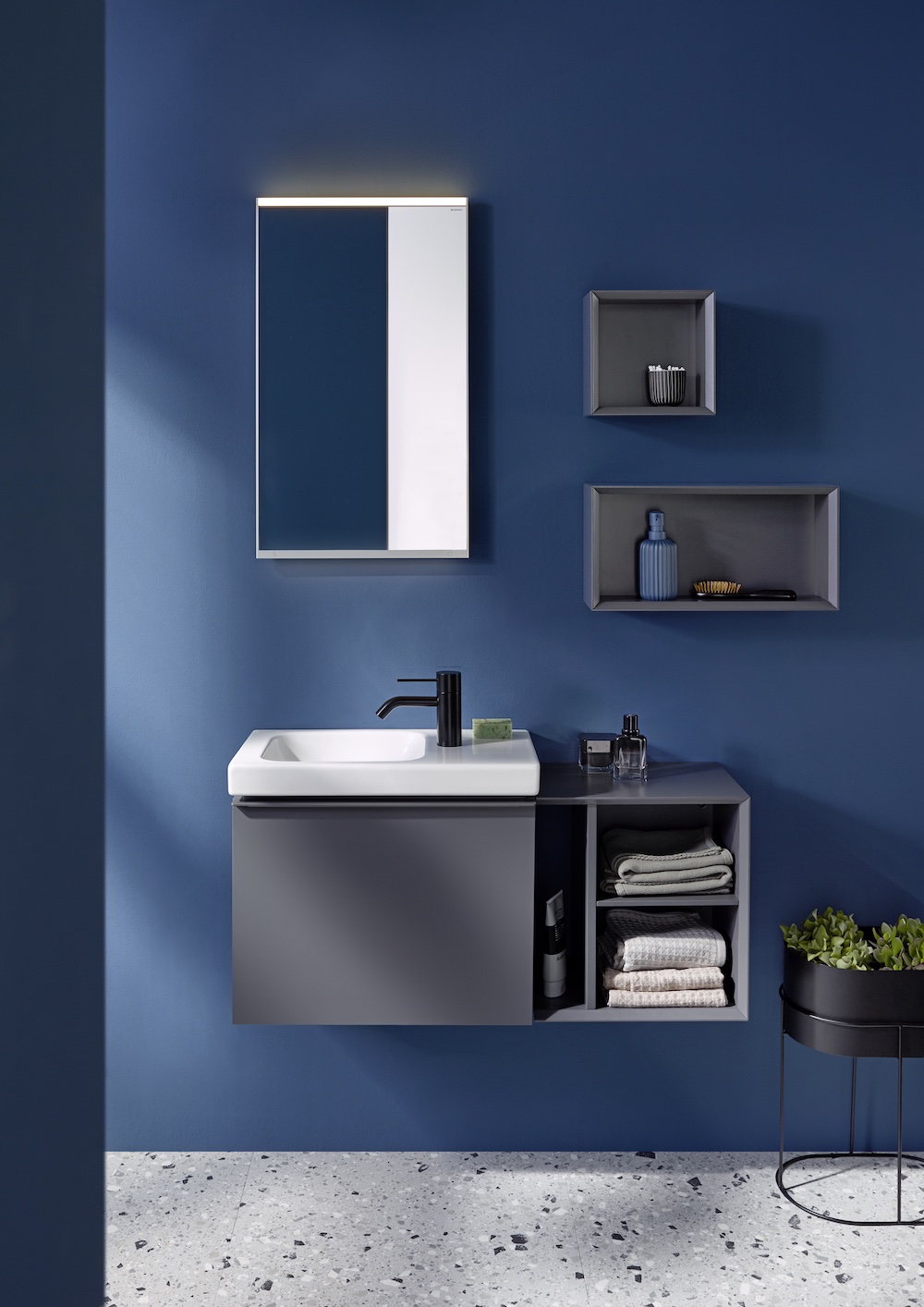 Geberit badkamerserie iCon met praktische opbergruimte voor kleinere badkamers en toiletruimte #geberit #badkamer #badkamerinspiratie #badkamermeubel #icon #badkamerserie