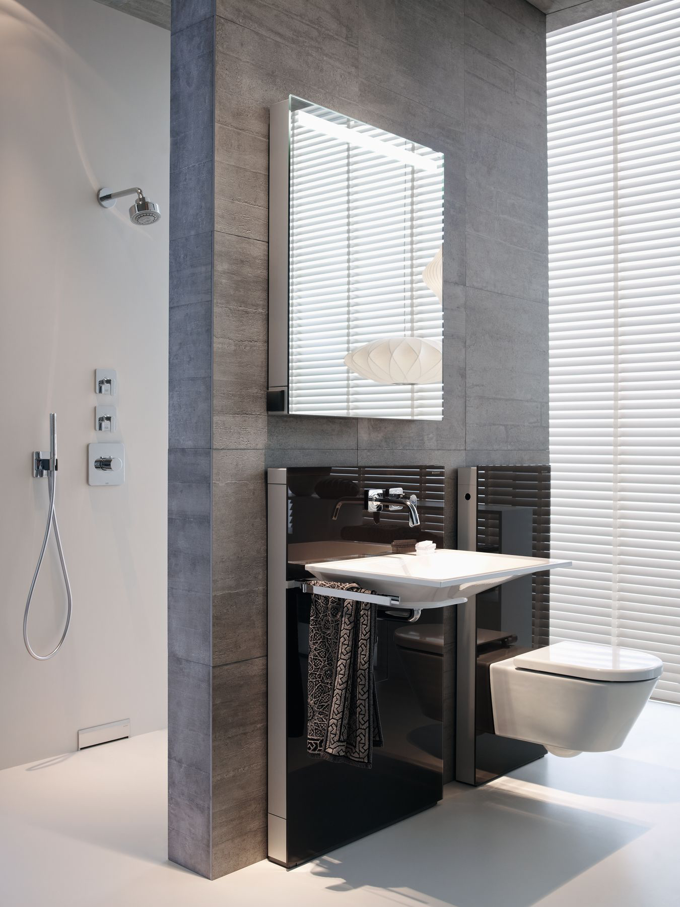 Badkamer met Geberit toilet en Monolith design-module. Inloopdouche met Geberit wandafvoer