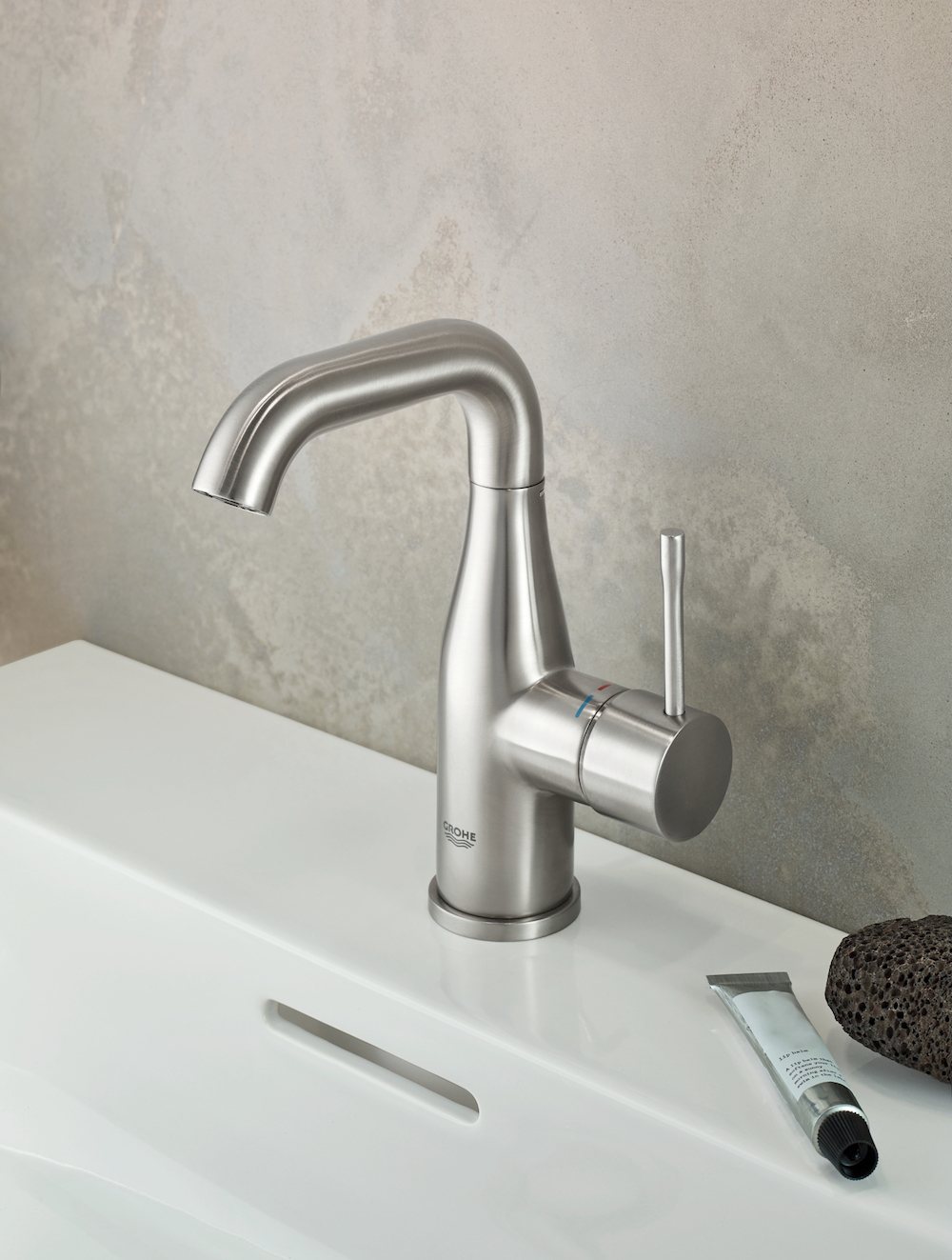 Grohe Essence kraan badkamer in super steel #badkamer #design #kraan