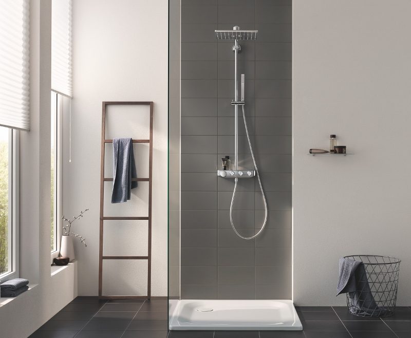 Kies voor een duurzame badkamer met energie- en waterbesparende kranen en douche. Grohe douchesysteem Smartcontrol Euphoria #badkamer #douche #douchesysteem #badkameridee 