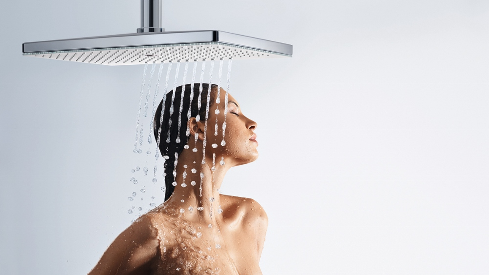 Design douche met glazen plaat - Rainmaker Select met 3 verschillende straalsoorten van Hansgrohe