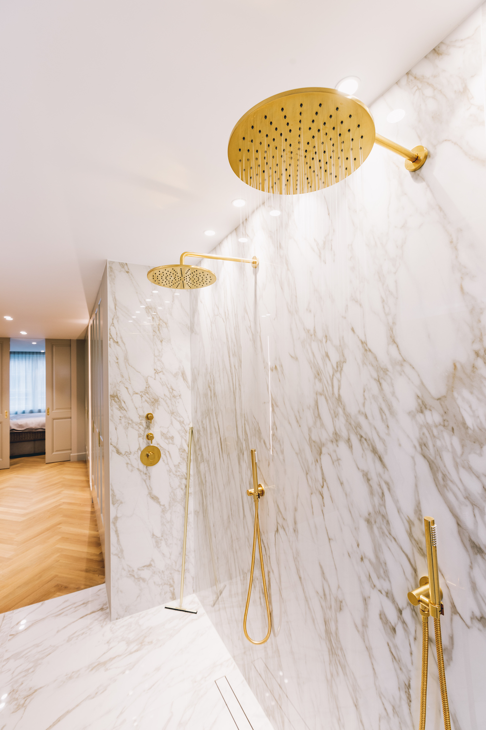 Fobie Slang eeuwig Binnenkijken: luxe badkamer met goud en marmer - UW-badkamer.nl