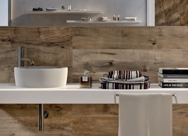 Tegeltrends voor de badkamer. Houtlook keramische tegels via Mijn BAD