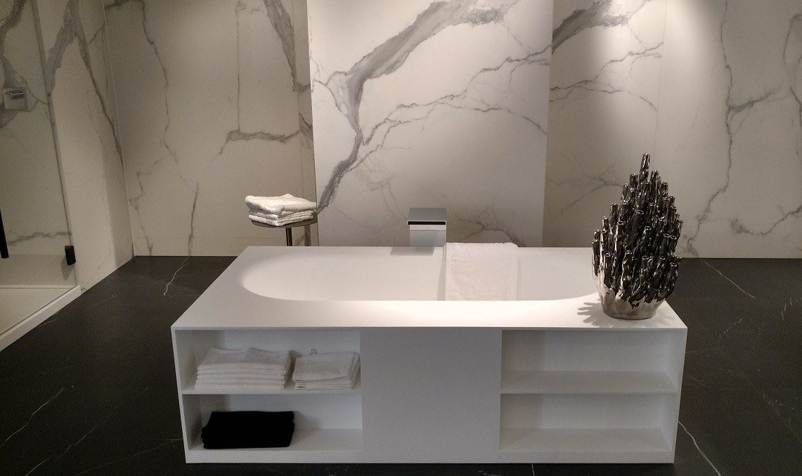Vrijstaand bad van solid surface met opbergruimte - Riho Burgos