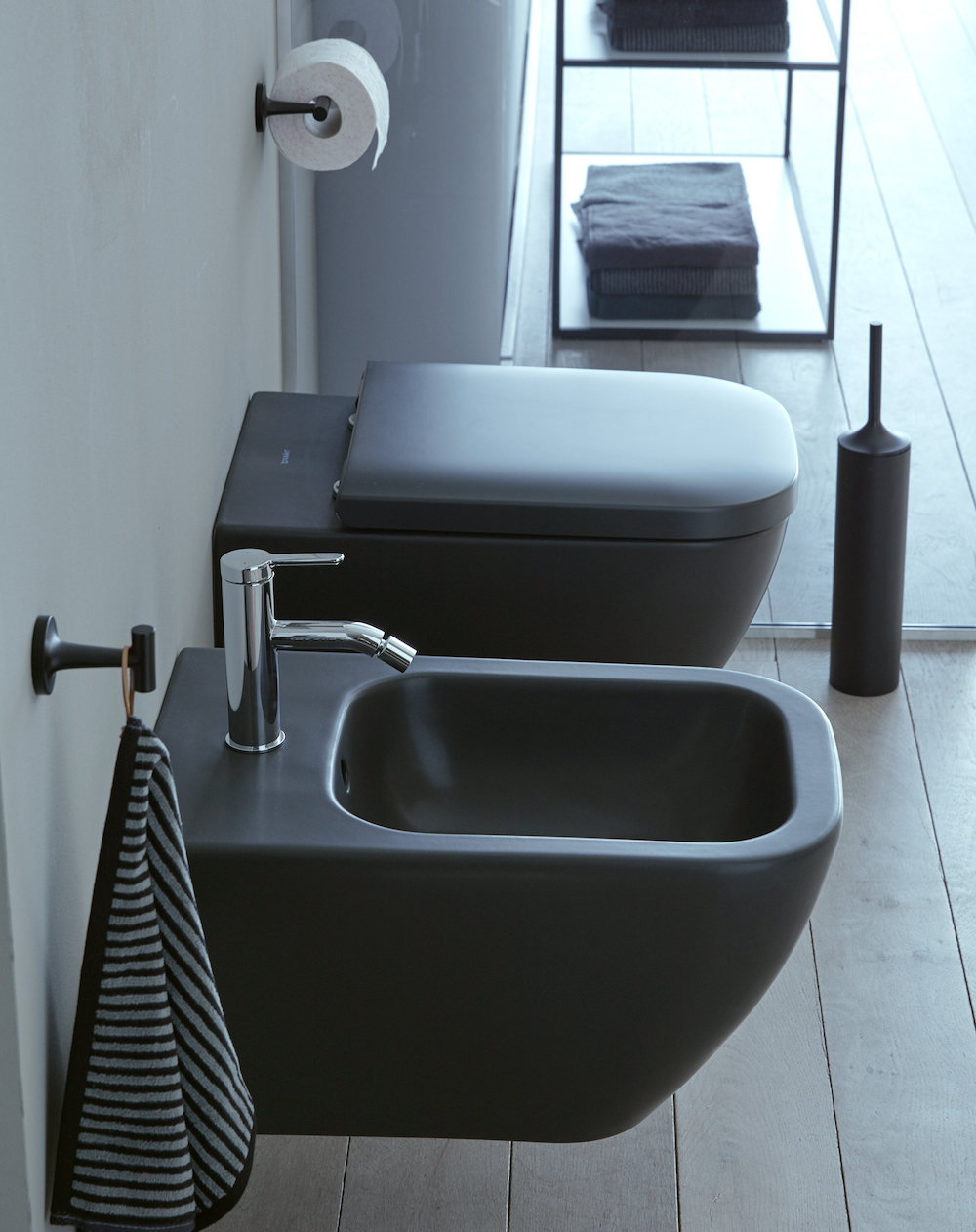 Badkamertrend! Badkamer in zwart wit via Sanidrome. Stijlvol zwart toilet en bidet Happy D2 van Duravit #sanidrome #badkamer #badkamertrend #badkameridee #badkamerinspiratie #zwartwit #toilet #happyd2 #duravit