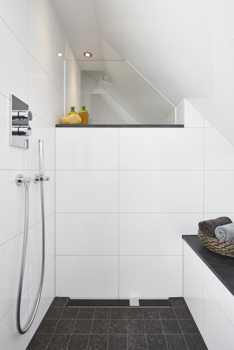 Badkamer verbouwen? bekijk deze metamorfose! nieuws startpagina ... Badkamer onder schuin dak