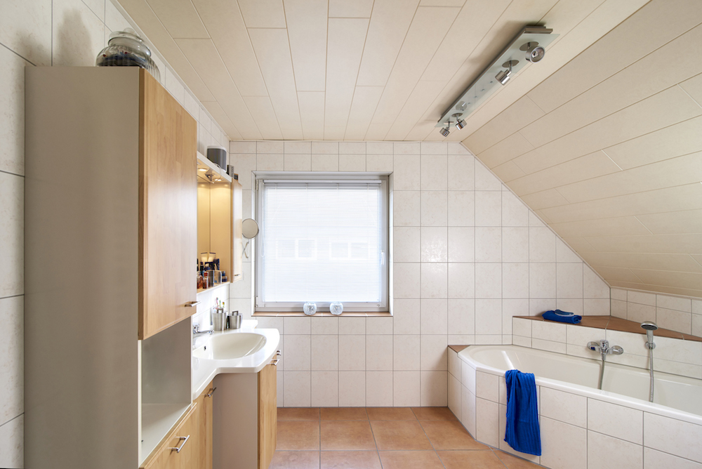 Badkamer verbouwen? bekijk deze metamorfose! nieuws startpagina ... Badkamer onder schuin dak