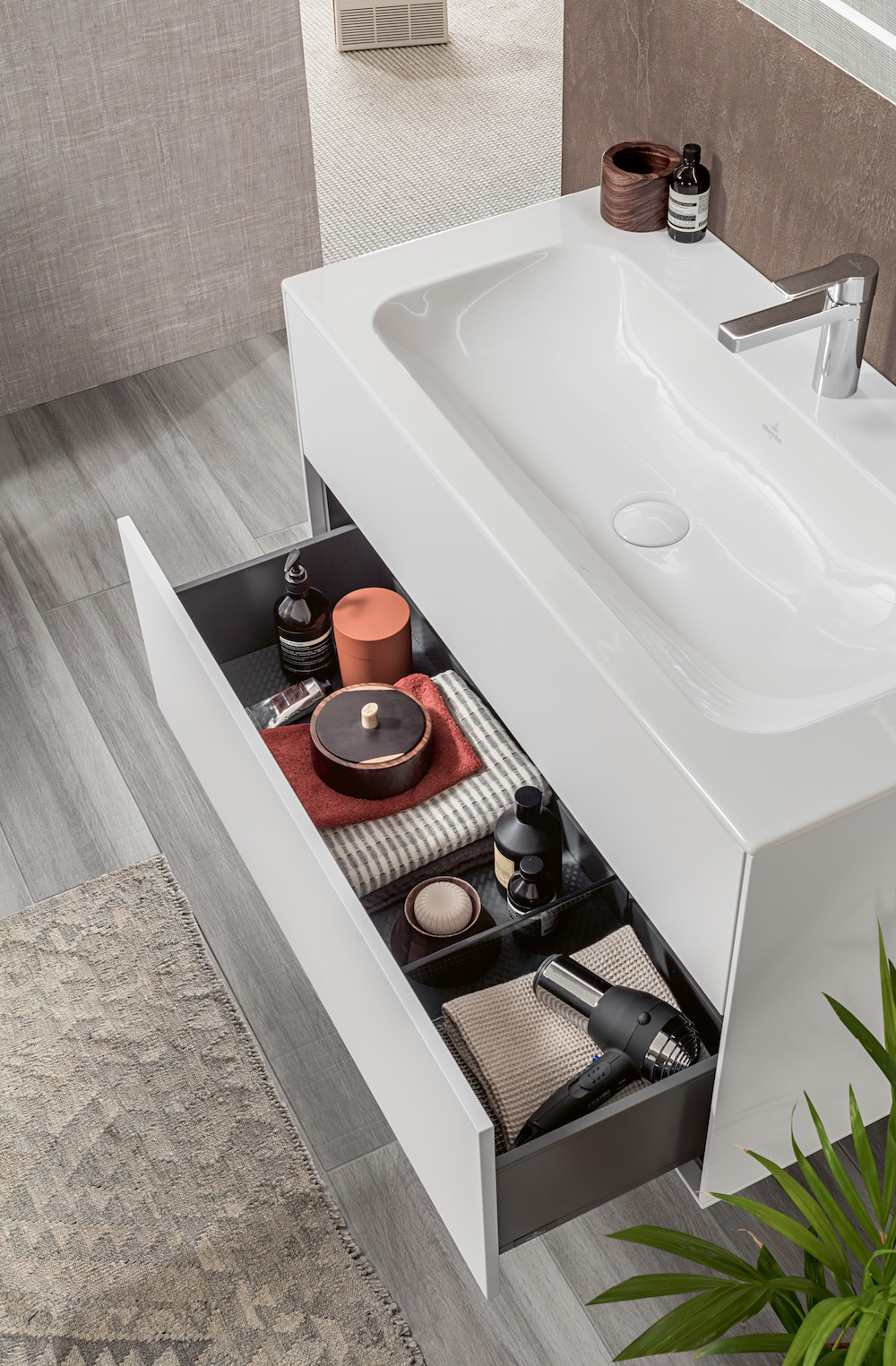 Badkamermeubel met perfecte opbergmogelijkheden. Het nieuwste badkamermeubel Finion met wastafel van TitanCeram van Villeroy & Boch voor de wellness badkamer #badkamerinspiratie #badkameridee #badkamer #badkamermeubel #badkamertrends #villeroyboch