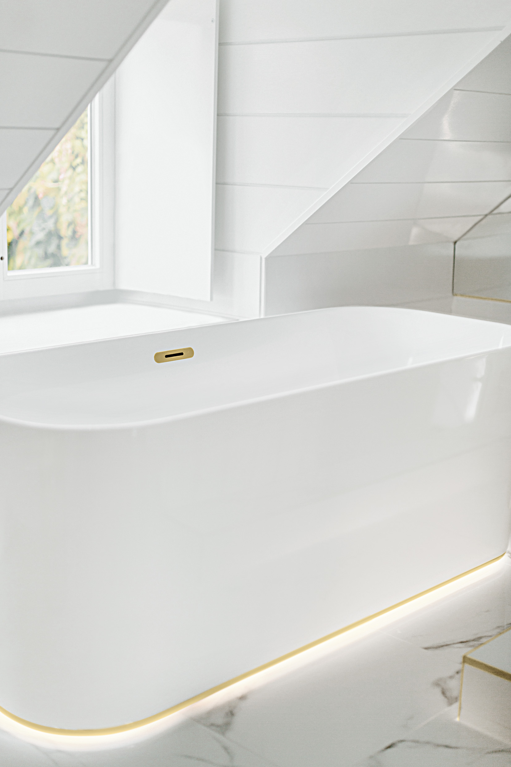 Badkamer inspiratie. Een stijlvolle badkamer met Finion, een complete collectie van Villeroy & Boch #badkamer