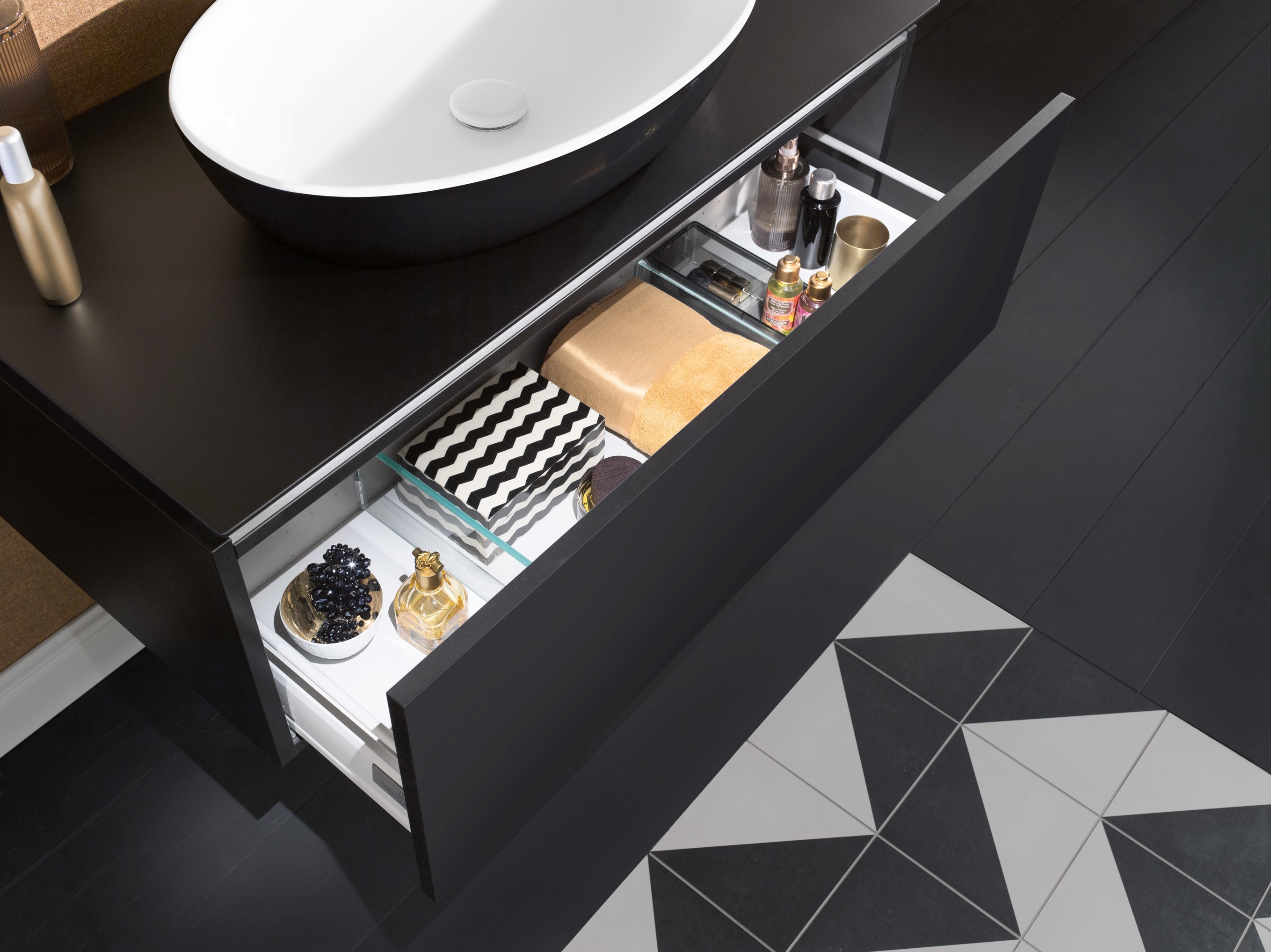 Villeroy & Boch badkamermeubel uit de Legato collectie met waskom Artis Colors #badkamer