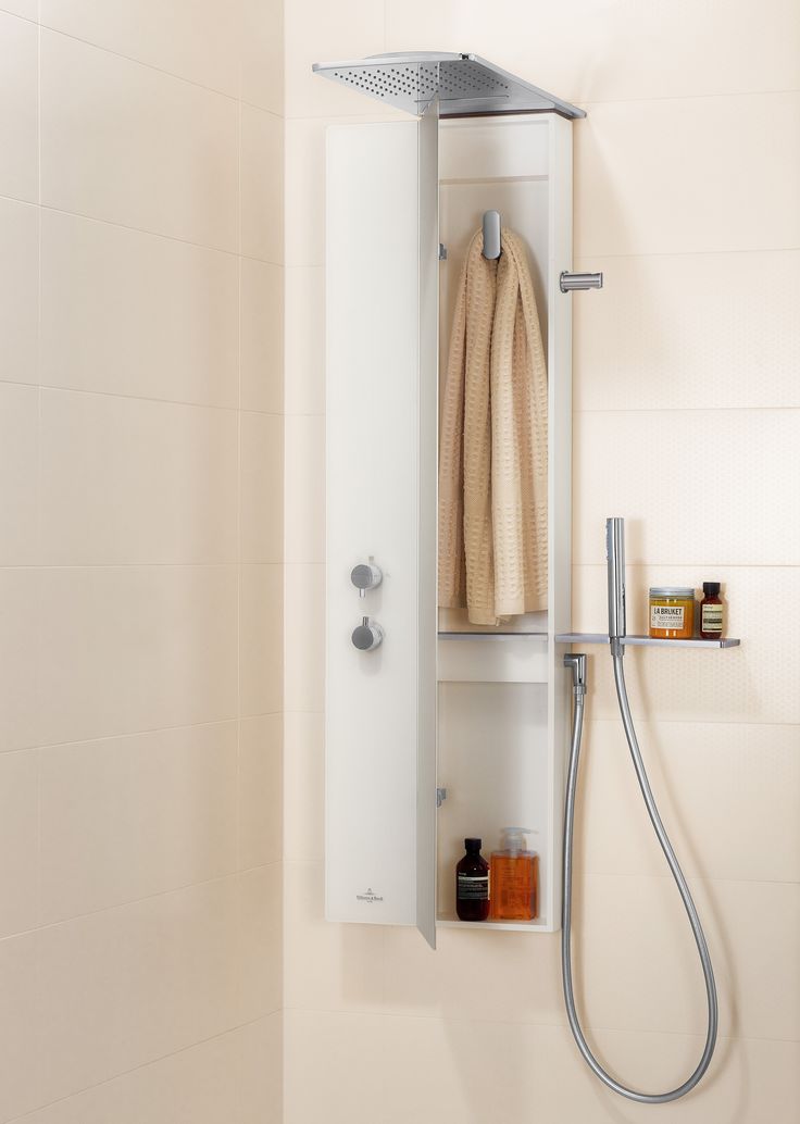 Douchepaneel met opbergruimte zodat je de douche niet uit moet om je af te drogen! Badkamercollectie Vivia van Villeroy & Boch