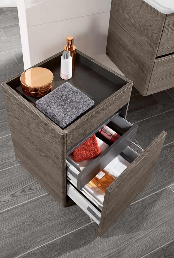 Villeroy & Boch badkamercollectie Vivia met verrijdbare hocker om te zitten bij de wastafel - levensloopbestendige badkamer
