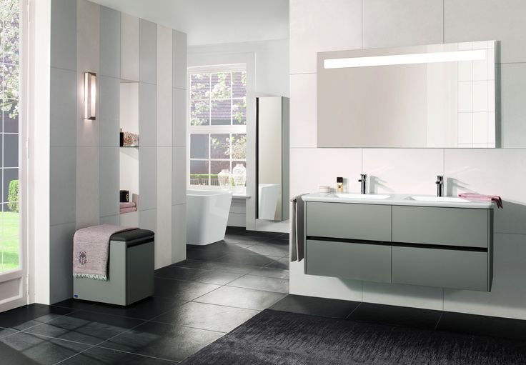 Villeroy & Boch badkamercollectie Vivia met verrijdbare hocker om te zitten bij de wastafel - levensloopbestendige badkamer