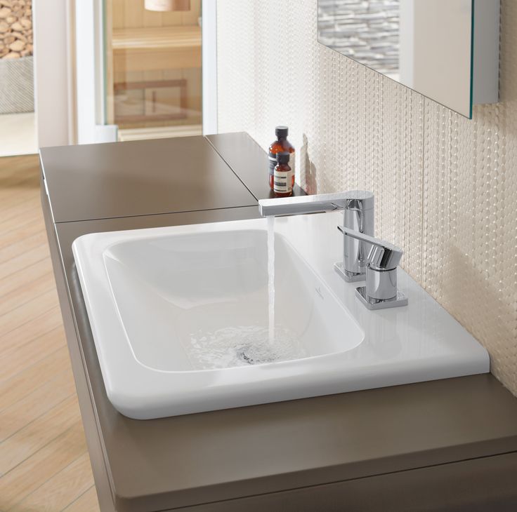 Villeroy & Boch badkamercollectie Vivia wastafel met veel aflegruimte zodat alle spulletjes direct binnen handberiek zijn - levensloopbestendige badkamer