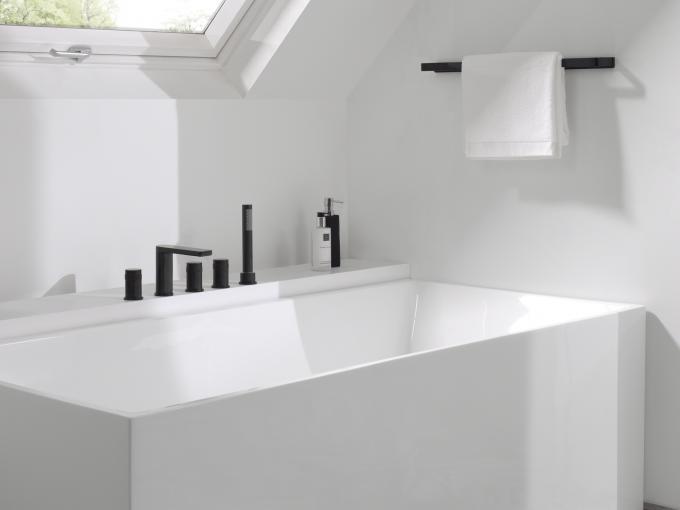 Zwarte badkraan Sonic voor badrand inclusief handdouche en stang. Met ontkalkfunctie en Safe touch van X2O #bad #badkraan #kraan #badkamer #badkamerinspiratie
