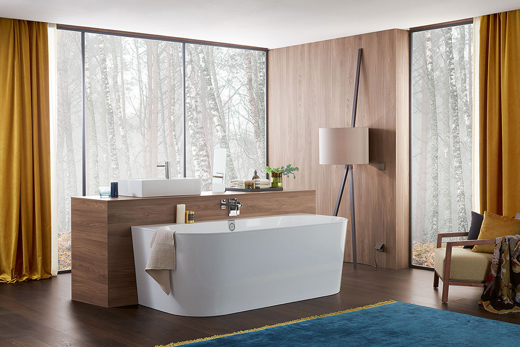 Bad Oberon van Villeroy & Boch gemaakt van het hoogwaardige Quaryl®. Verkrijgbaar met een whirlpoolsysteem – eindeloos bubbelen. Een andere innovatie is de ViSound-geluidsinstallatie. Hiermee kun je audio vanaf een smartphone, tablet of elk ander apparaat met Bluetooth® streamen. Het bad wordt hierbij een klankkast en zorgt voor een perfect geluid. #bad #badkamer #badkamerinspiratie #villeroyboch 