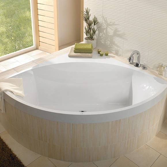 Een hoekbad is een ideaal ligbad voor een kleinere badkamer. Hoekbad Squaro van Villeroy & Boch #hoekbad #badkamer #bad #badkamerinspiratie #villeroyboch