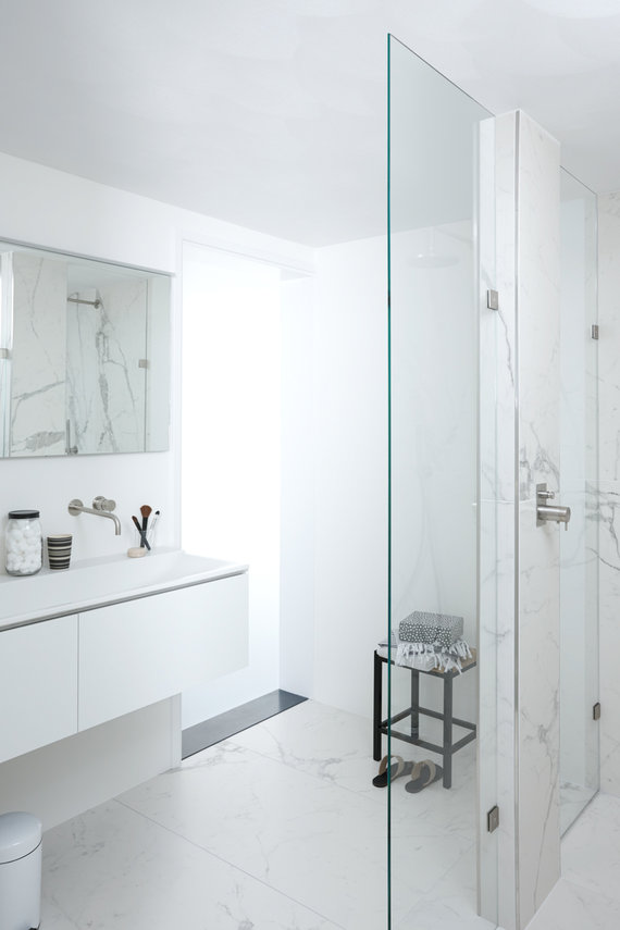 Complete badkamer van Baden+ met luxe hotel-uitstraling. All Marble met XXL marmeren wand- en vloertegels, met inloopdouche op maat gemaakte glazen douchewand en wit badkamermeubel #mixenmatch #badenplus #badkamer #wellness #marmer