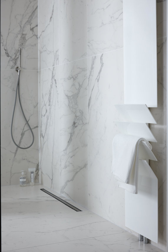 Complete badkamer van Baden+ met luxe hotel-uitstraling. All Marble met XXL marmeren wand- en vloertegels, met inloopdouche op maat gemaakte glazen douchewand #mixenmatch #badenplus #badkamer #wellness #marmer