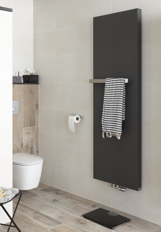 Radiator en toilet in complete badkamer Mix & Match Baden+