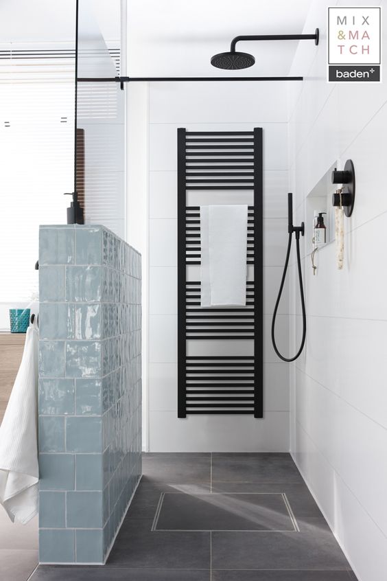 Badkamertrend: zwarte elementen in de badkamer. Zwarte radiator en douchegarnituur via Badenplus #badenplus #badkamertrend #badkamer #badkamerinspiratie #zwart