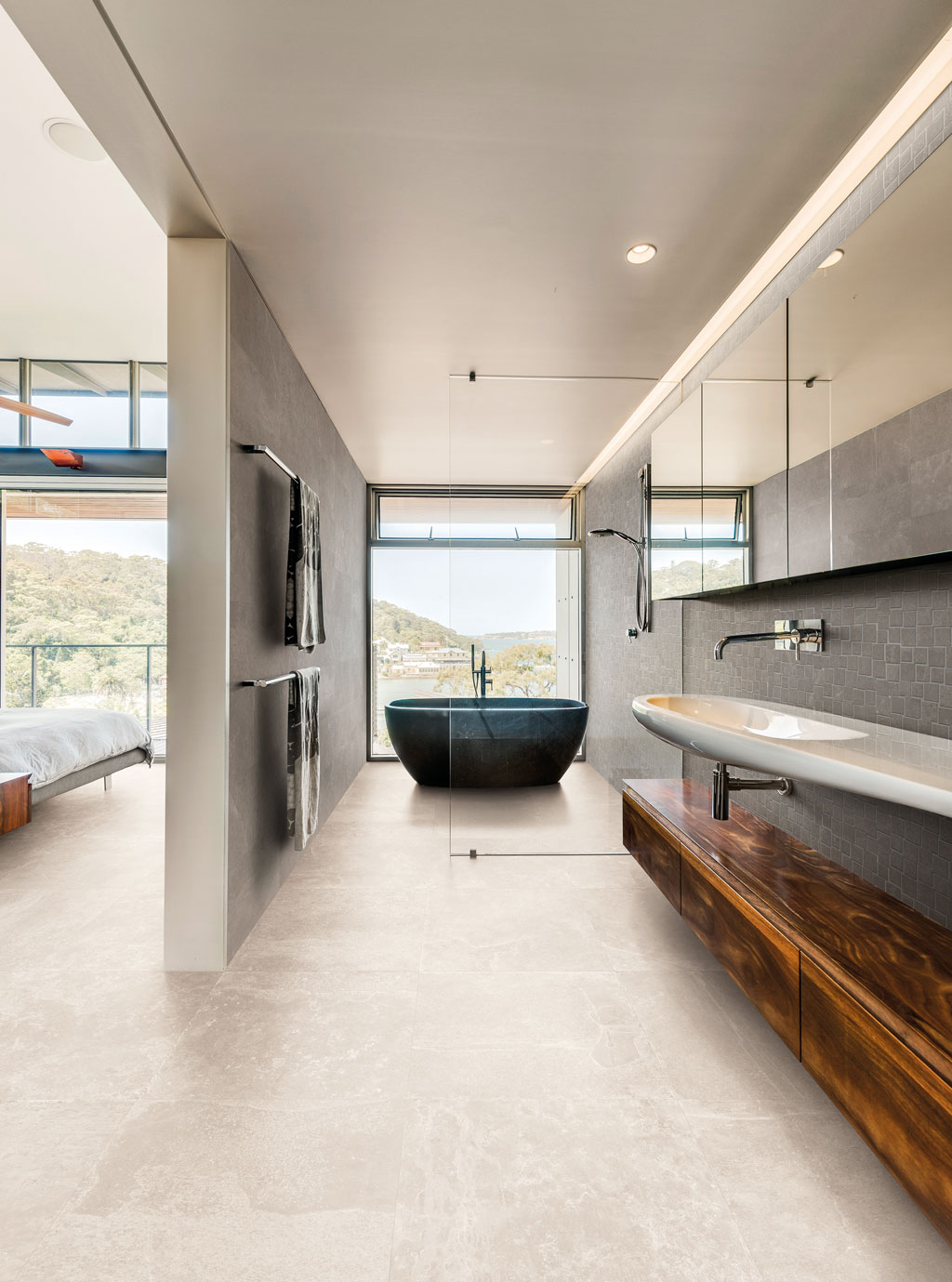 Badkamer met tegels uit de Fusion tegelserie van Douglas & Jones. Vloertegel Fusion Hot White & wandtegel Fusion Penta Bright Grey #badkamer #badkamerinspiratie #tegels #badkamertegels #douglasjones