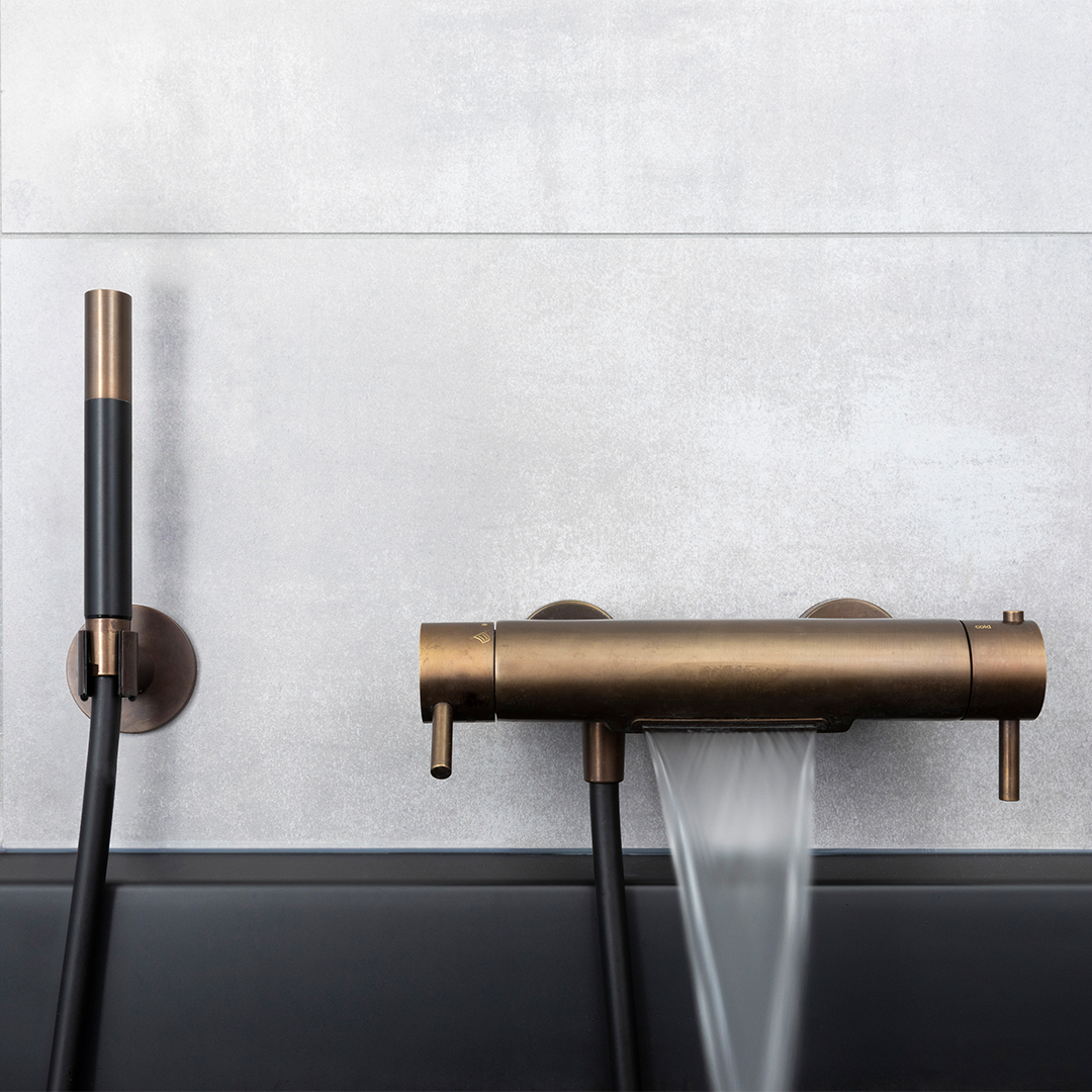 De mooiste badkranen. Hotbath thermostatische badkraan met cascade uitloop #hotbath #badkraan #bad #badkamer #badkamerinspiratie #badkameridee #waterval #cobber 