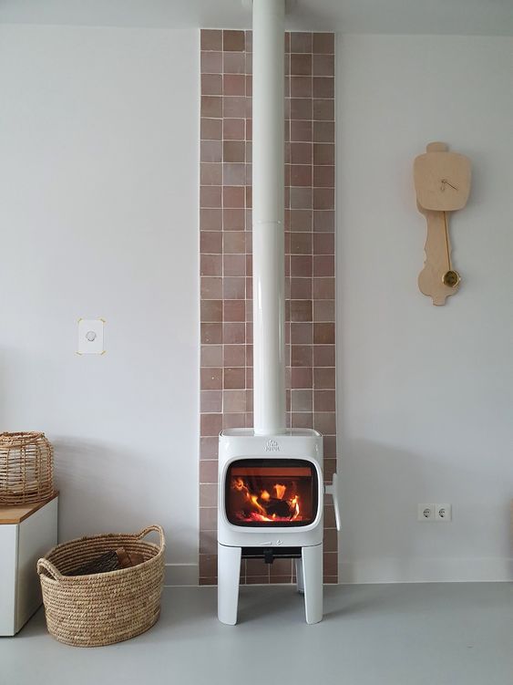 Vrijstaande kachels zijn populair! #kachel #houtkachel #interieur #jotul #designtegels #tegels