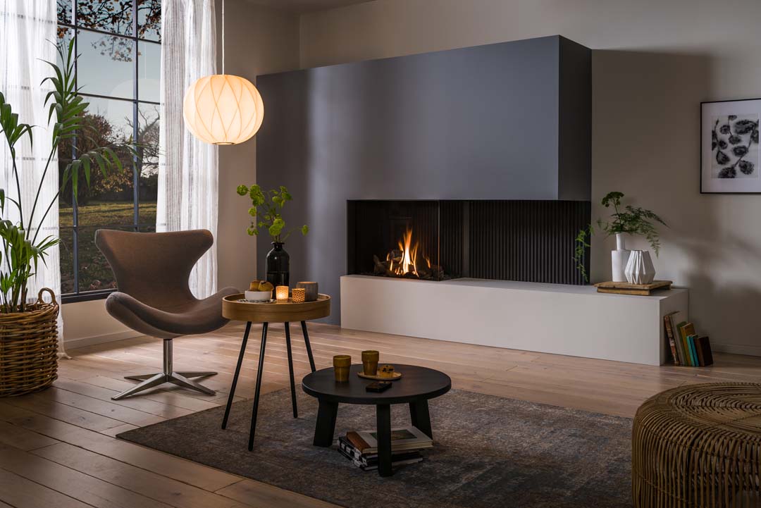 10 haardenideeen - Haard op de hoek. Hoekhaard Trimlinefires TL 83CR #trimlinefires #hoekhaard #gashaard #haardenideeen #haarden #interieur