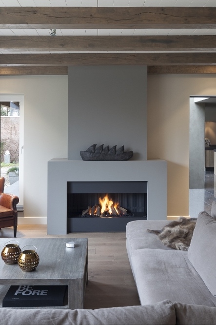 Moderne brede gashaard van Boley. Geef de schouw rondom de haard een andere kleur dan de rest van het interieur. Zo maak je de haard een mooie eyecatcher.