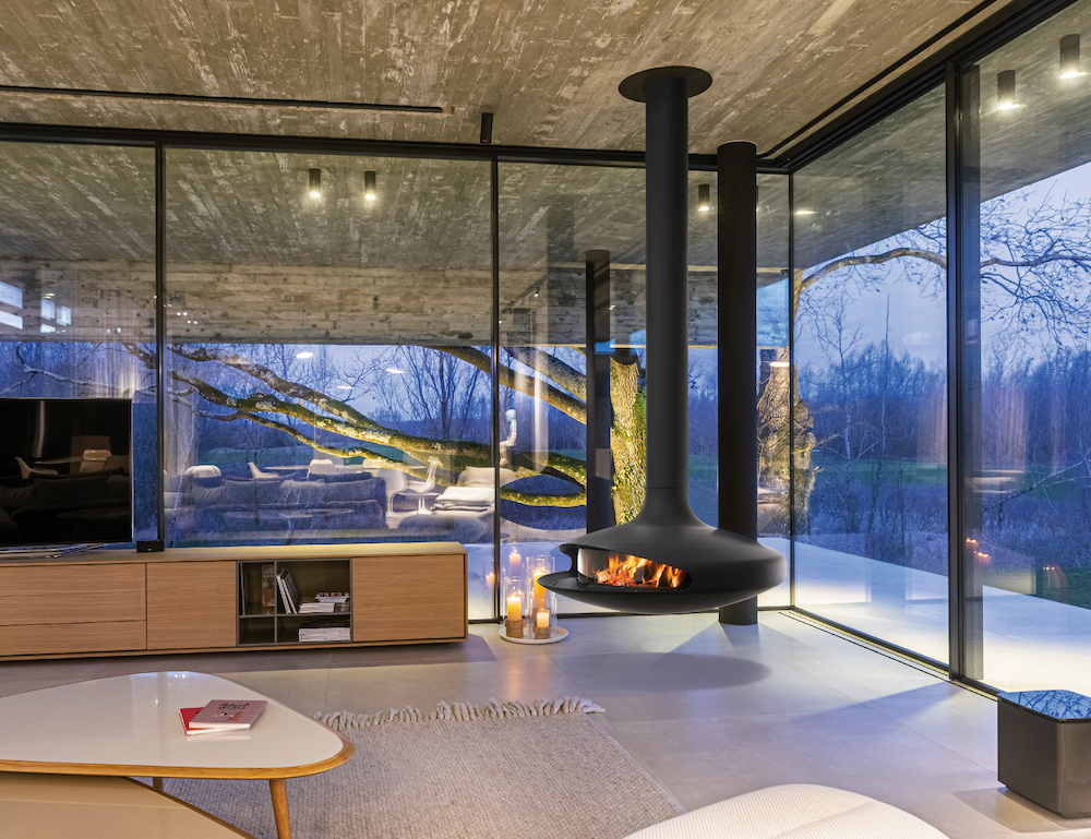 Gyrofocus glas. De iconische hanghaard van Focus is gemoderniseerd en is klaar voor de toekomst #hanghaard #gyrofocus #focus #designhaard #houthaard #architectuur #design #interieur #interieurdesign