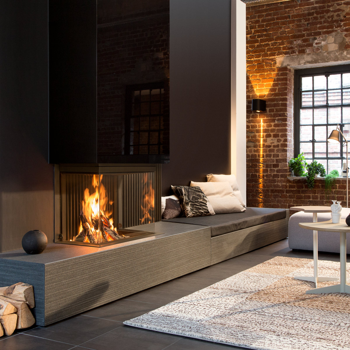 Driezijdige houthaard van Kalfire. Gesloten haard met glas rondom #haard #interieur #houthaard #kalfire