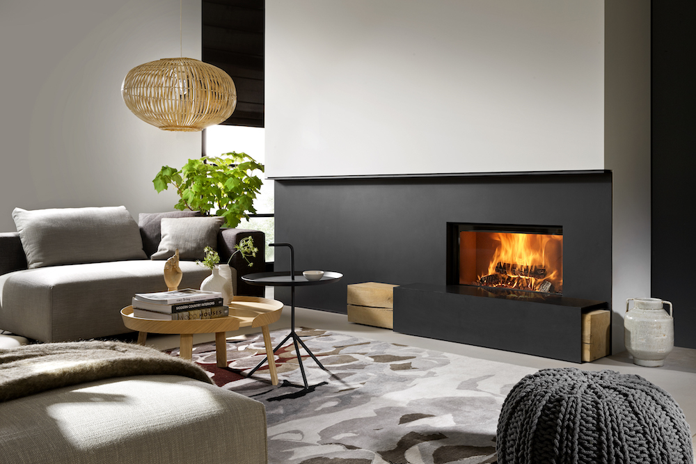 Haarden-trends voor deze winter - houthaard Kalfire W85-40F met houten plateau #designhaard #inbouwhaard #kalfire #haard