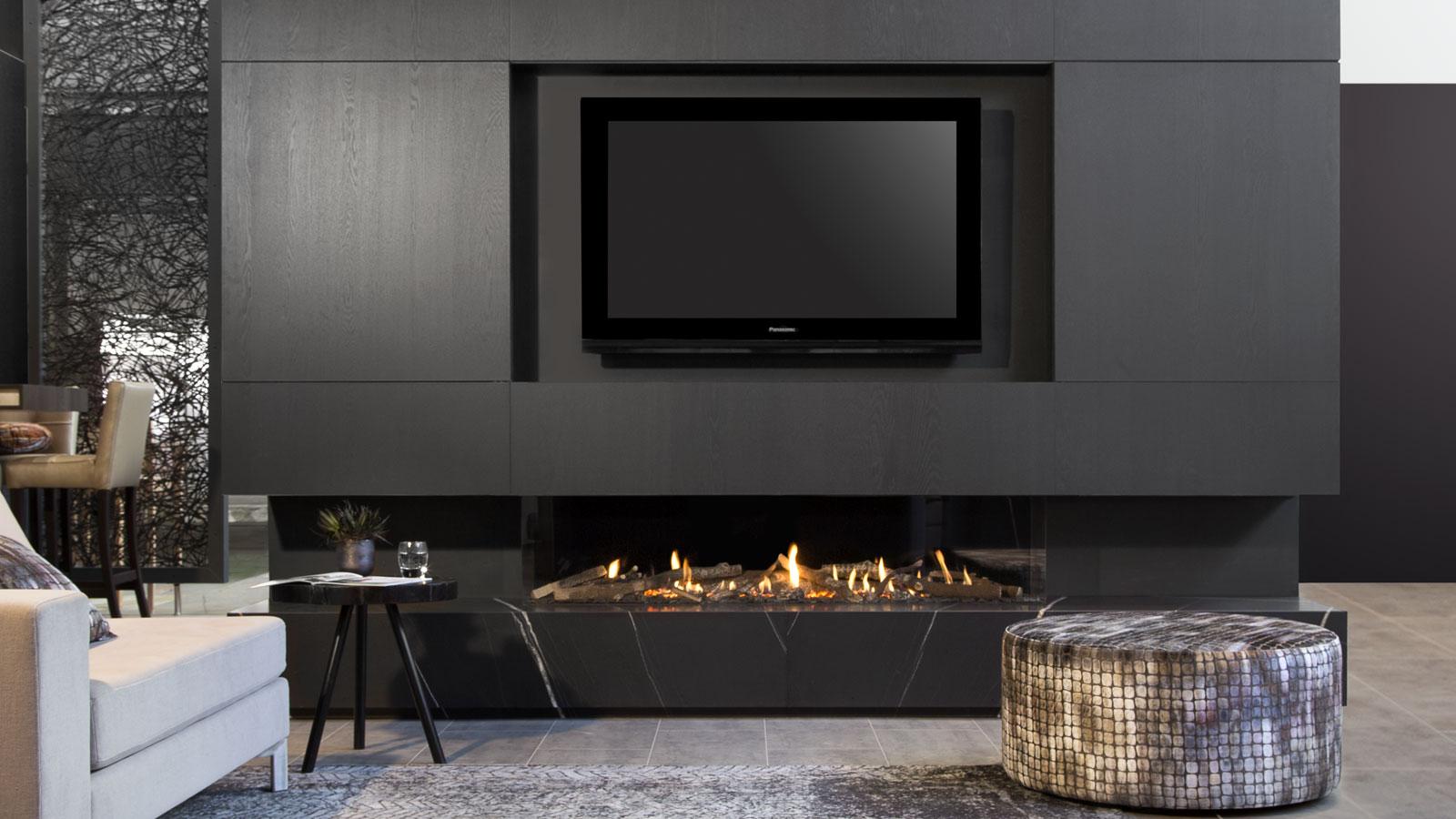 Haardentrends van dit najaar. Kalfire haard G170-37S in kastenwand met televisie #haard #haardentrends #interieur #interieurinspiratie #modern