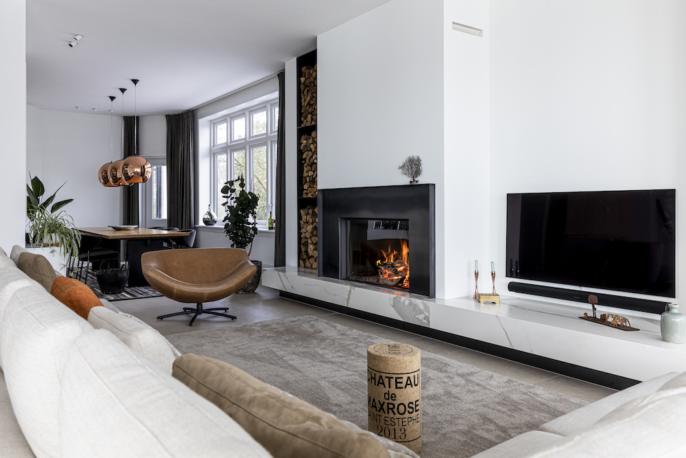 Kalfire gesloten houthaard in woonkamer #interieur #interieurarchitect #interieurinspiratie #haard #houthaard #inbouwhaard #woonkamer #kalfire