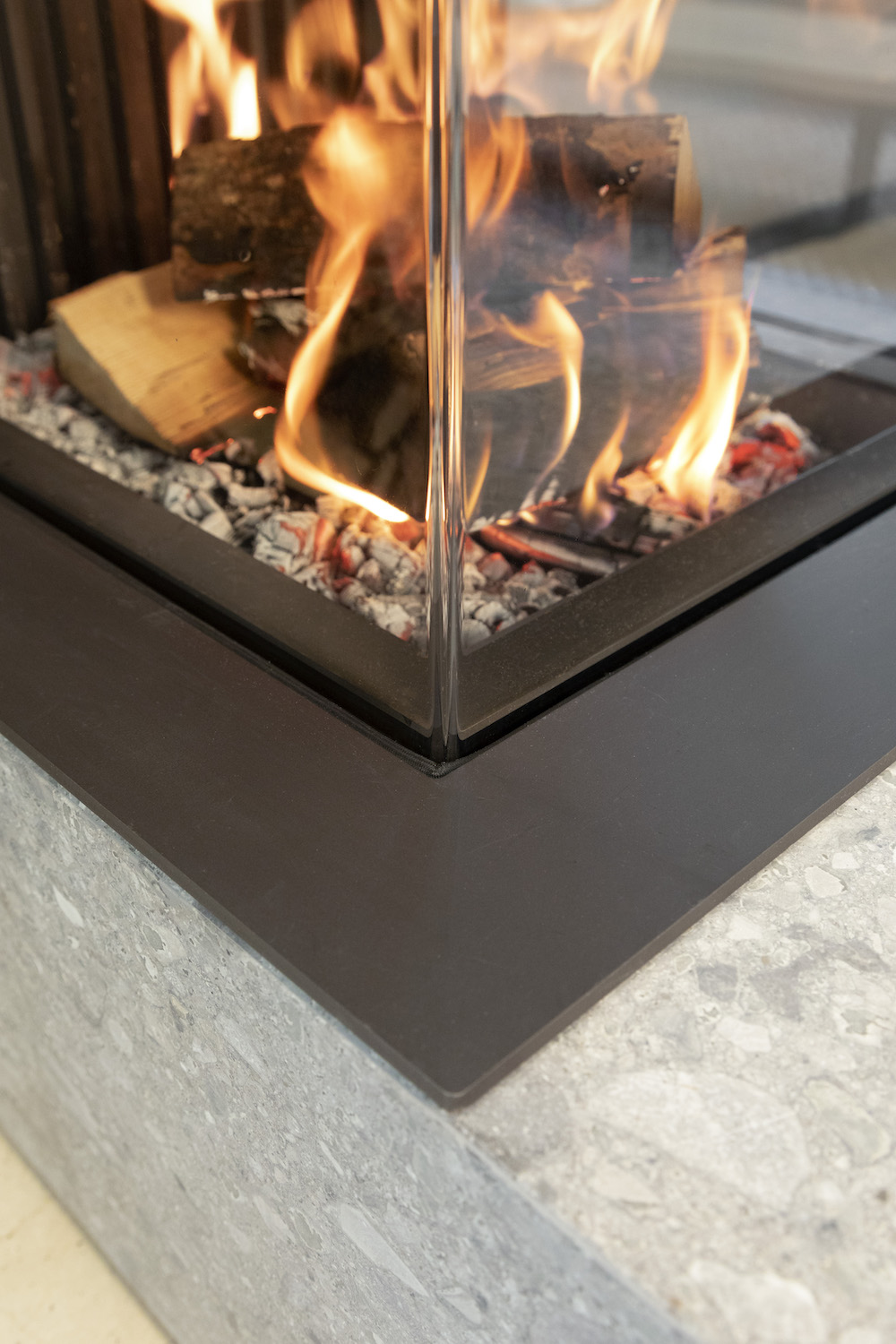 Kalfire driezijdige gesloten houthaard als roomdivider #haard #houthaard #interieur #interieurinspiratie #kalfire