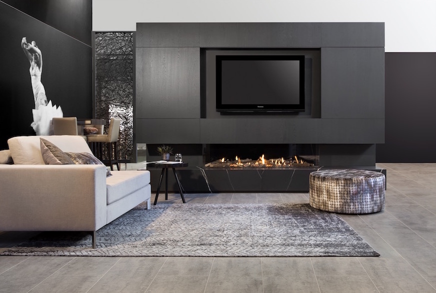 Haarden-trends voor deze winter - gashaard Kalfire G170-37s Designhaard in televisiewand #gashaard #kalfire #interieur #haard