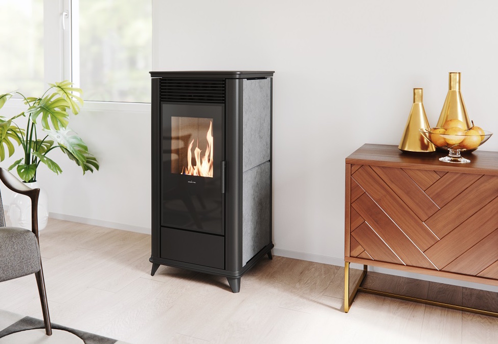 Pelletkachel Torsby met speksteen via nordic Fire. Prachtig vuur, zeer stil en voorzien van een gepatenteerd, automatisch reinigingssysteem. Met subsidie! #pelletkachel #verwarmen #duurzaamverwarmen #nordicfire #pelletkachel 