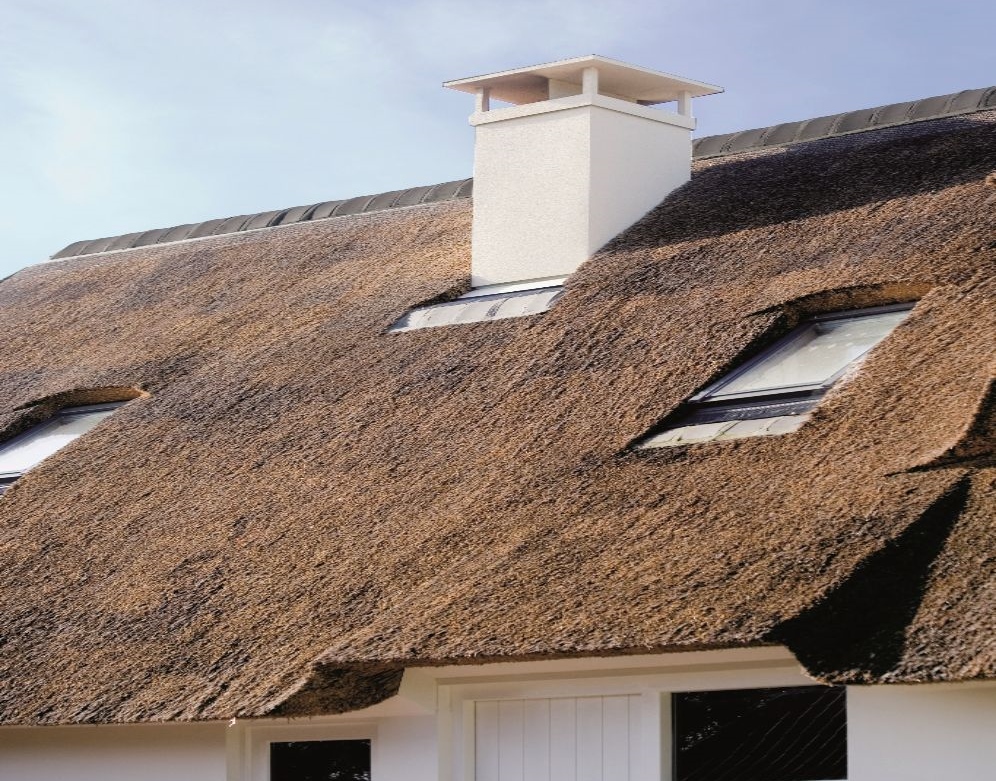Prefab schoorsteen op rieten dak. Voorkom een schoorsteenbrand - via Poujoulat