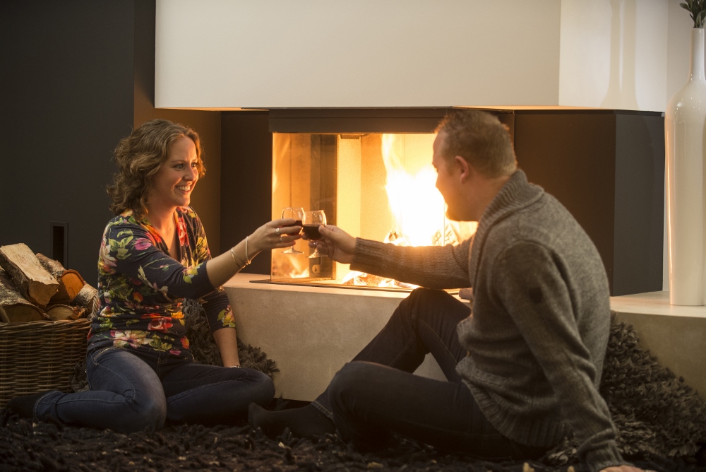 Moderne houtkachels en haarden zijn hoogwaardige verbrandingstoestellen met een hoog rendement en een lage uitstoot en daardoor niet te vergelijken met de oude kacheltjes en open haarden