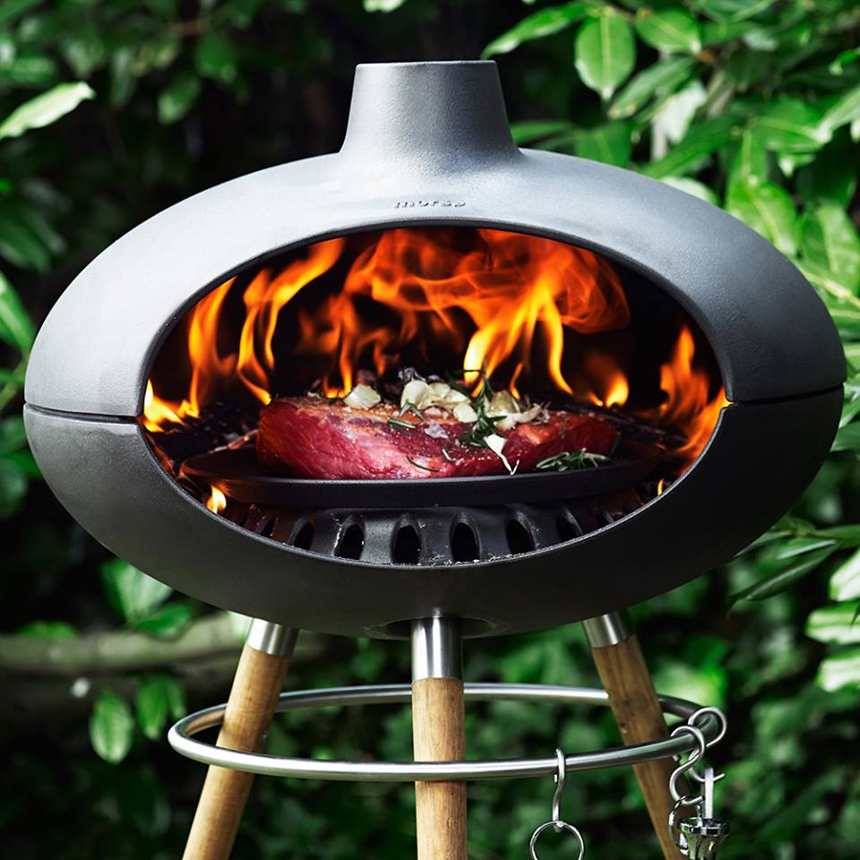 Tuinhaard en grill Morso Forno op houten onderstel #buitenkoken #tuin #buitenleven #tuinhaard #buitenhaard #bbq #barbecue