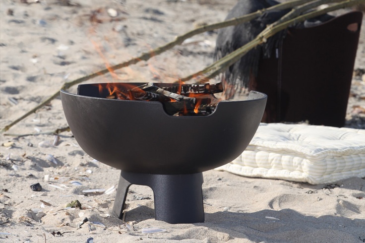 Morso vuurpot Ignis. Mooi voor het terras. Met het grillrooster als accessoire maak je van deze vuurpot een kleine bbq! #morso #tuin #terras #vuurpot #bbq