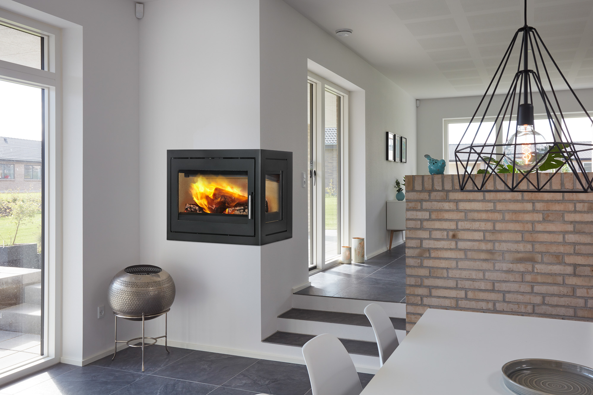 Inzethaard in een wit interieur. Jupiter 470 hoekhaard met zijruit van Meteor #inzethaard