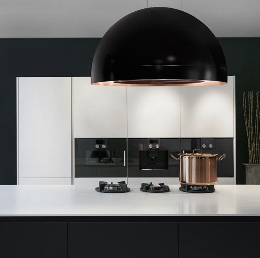 Zwarte keuken met wit werkblad en eiland afzuigkap van Wave Fashion for Kitchen 