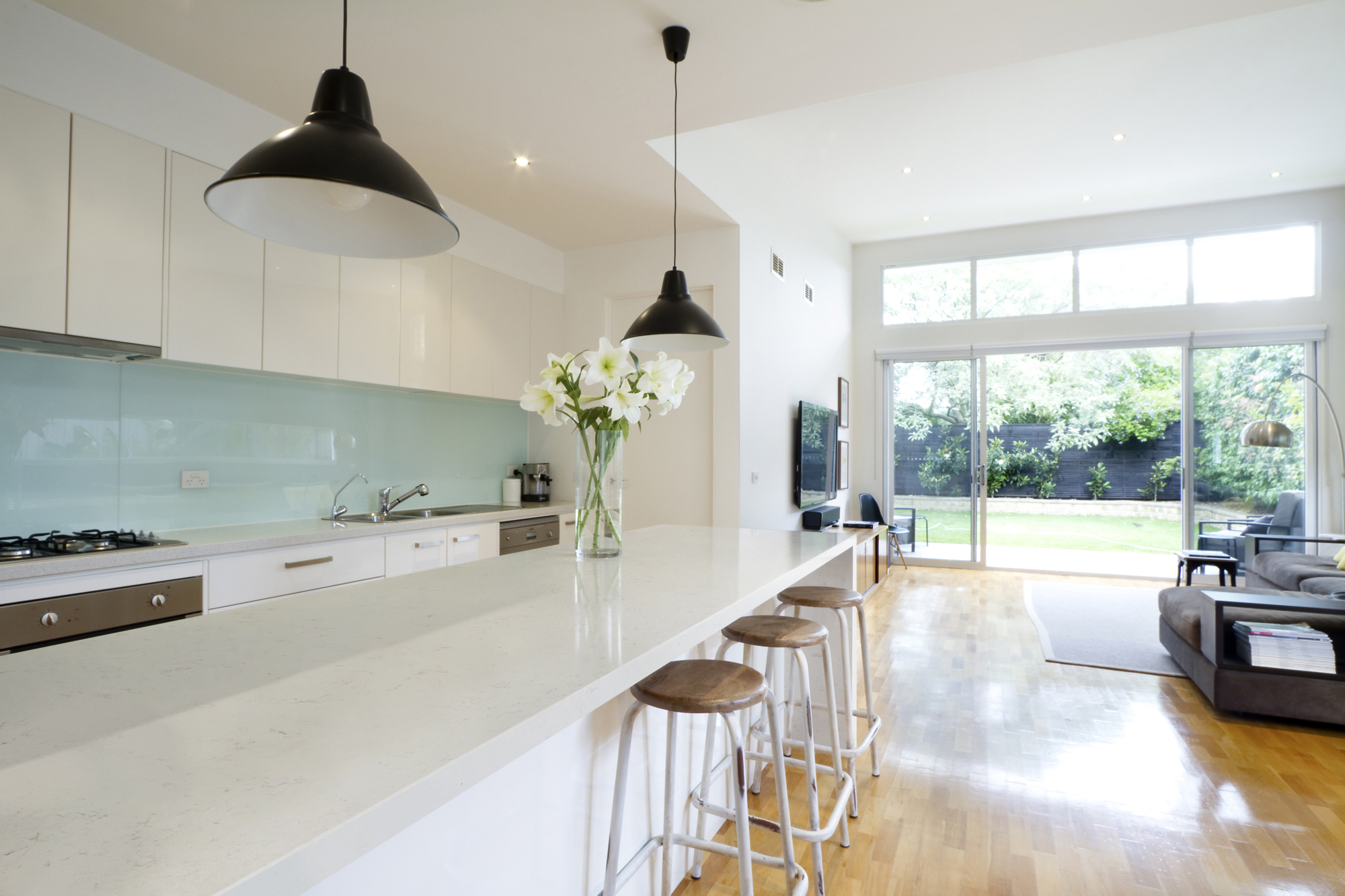 Witte keuken met aanrechtblad van composiet (Silestone via Arte)