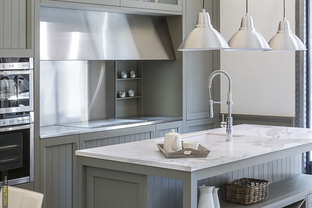 Houten keuken met marmerlook werkbladen Neolith via Arte #keukentrend #marmer