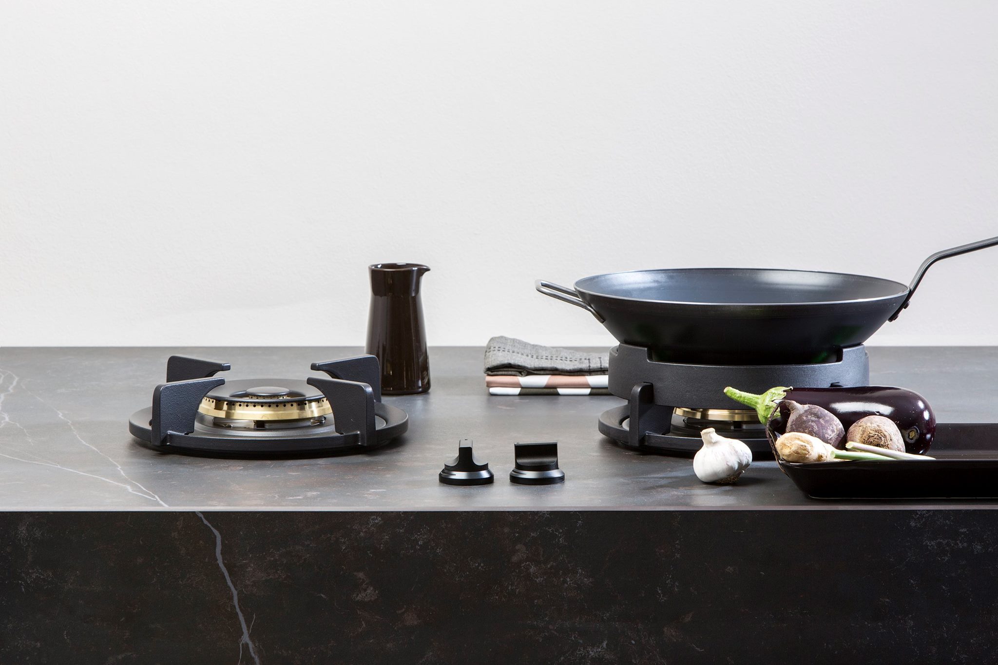 Pitt Cooking kookpitten op werkblad met steenlook. Dekton van Arte