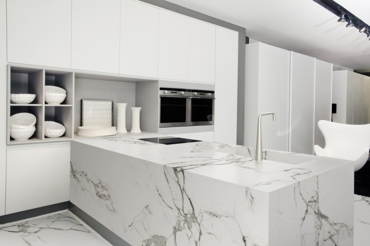 Keuken met marmerlook werkblad Dekton via Arte